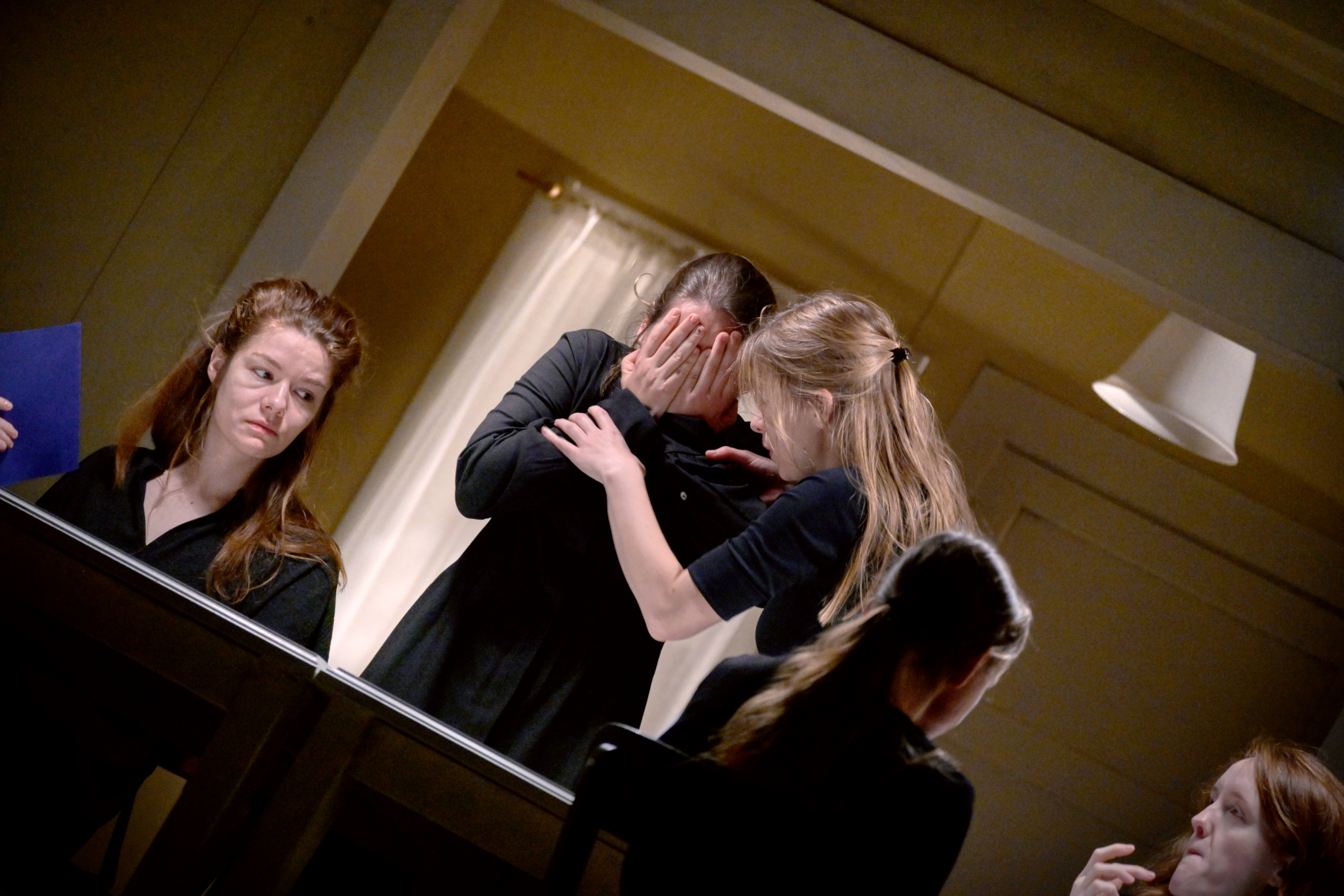 Skats no Hamburgas "Deutsches Schauspielhaus" izrādes “Bernardas Albas māja” (rež. Keitija Mičela) // Foto – Thomas Aurin